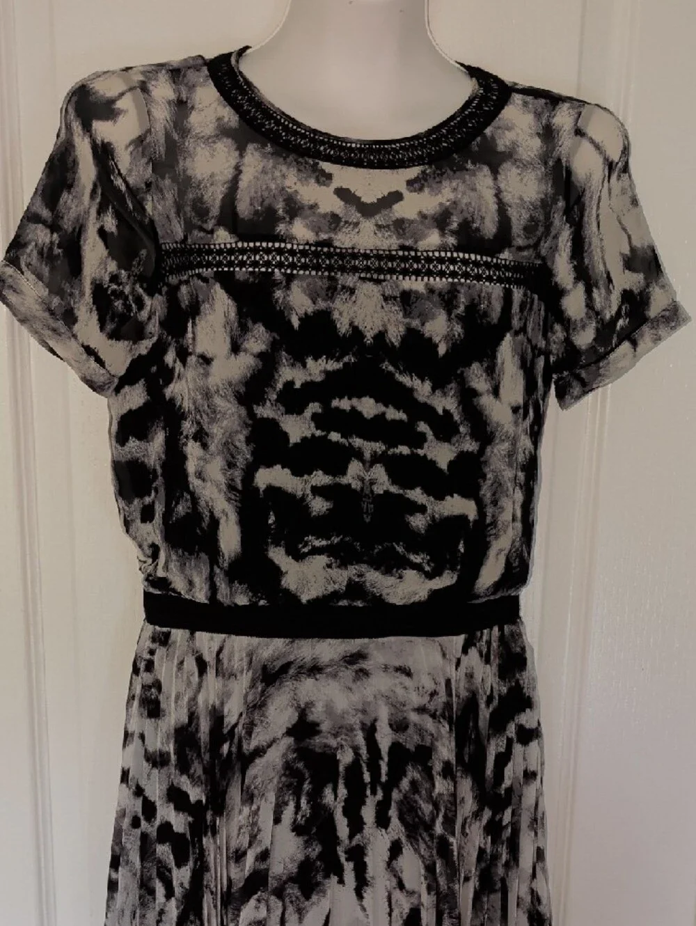 Karen Millen Black and White Printed Short-Sleeve Midi Dress - Picture 4 of 14